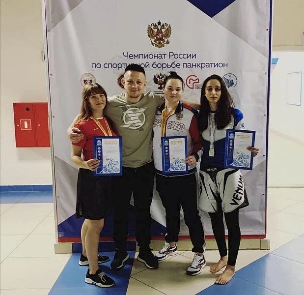 Двое Алмазовцев стали Чемпионами России по Панкратиону и двое взяли серебро и бронзу. Двое Алмазовцев стали Чемпионами России по Панкратиону и двое взяли серебро и бронзу.